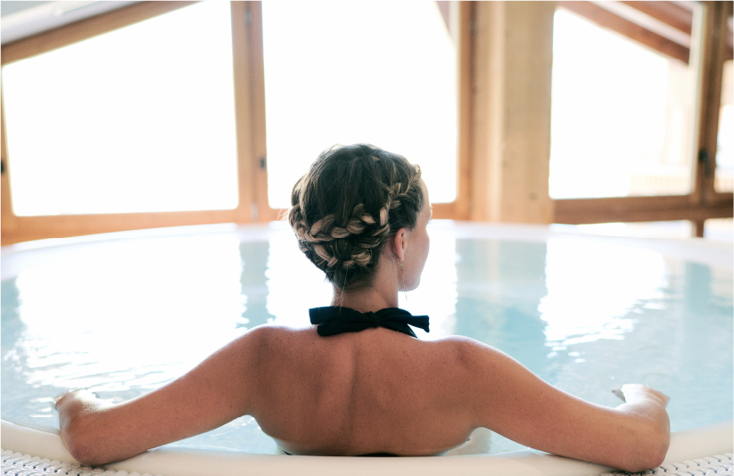 femme dans un jacuzzi